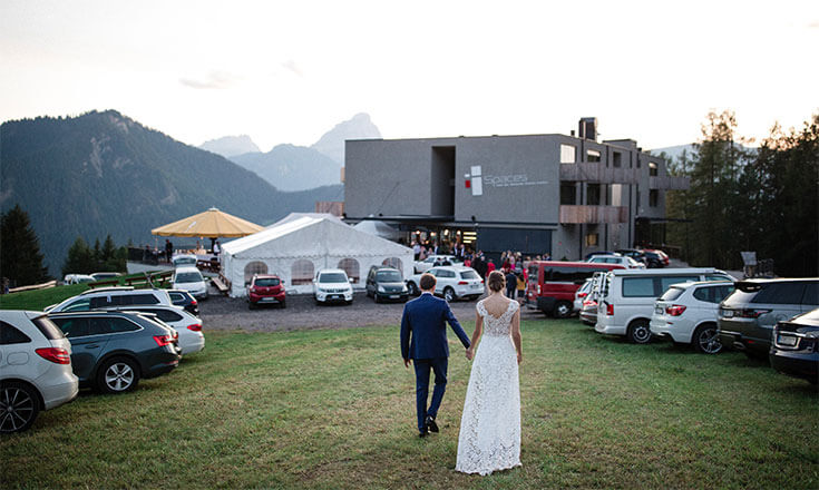 La sposa e lo sposo davanti all'Hotel Spaces