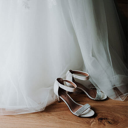 Vestito da sposa con scarpe